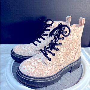 ART CLASS Girls size 12 Floral Pink Ankle Boots w/white flower design.